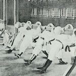 小學校に於ける體操(その二) 男兒の懸垂<br>Chin-up exercise for boys at Midori Primary School<br>Source: 兒童の衛生, 1921