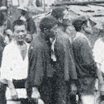 淺草觀音堂前野菜配給  九月六日<br>Queuing for vegetables in front of Kannondō Temple, Asakusa, 6 September 1923<br>Source: 大正大震災誌  警示廳, 1925