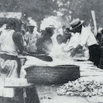 上野自治會館內下谷區役所ノ炊出  九月七日<br>Cooked rice distribution by Shitaya ward officials, Ueno Jichi Kaikan, 7 September 1923<br>Source: 大正大震災誌  警示廳, 1925