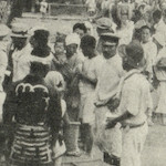 芝增上寺境內に於ける炊出<br>People queue to receive distributions of rice from Zōjōji Temple, Shiba<br>Source: 大正震災志寫眞帖  內務省社會局編, 1926