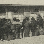 神田橋際神田區役所御下賜金拜受者の行列<br>Refugees queue to receive cash donations from the Imperial Family, Kanda<br>Source: 大正震災志寫眞帖  內務省社會局編, 1926