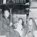 下谷區三ノ輪附近(雨天)十月十五日<br>Refugees hold an umbrella inside a shelter on a rainy day, Shitaya, 15 October 1923<br>Source: 大正大震災誌  警示廳, 1925