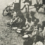 混亂の衢の彼處此處に靜かに開かれた野外小國民學校<br>Children attend an outdoor school away from the scenes of chaos<br>Source: 大正震災志寫眞帖  內務省社會局編, 1926