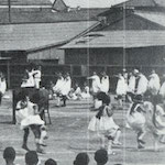 バラック校舍の校庭での運動会風景<br>Kinka Primary School Sports Day in the courtyard of the temporary barracks school<br>Source: 錦華の百年, 1974