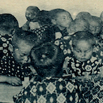 東本願寺のバラック小学校<br>Children attend classes at the Higashi honganji temple barracks school, Asakusa<br>Source: Postcard