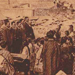 芝浦小学校の君が代合唱<br>Children from Shibaura Primary School gather in the ruins on the Emperor's Birthday to sing the national anthem "Kimi ga yo" as a teacher plays the organ <br>Source: <i>The Asahigraph Weekly</i>, 1923