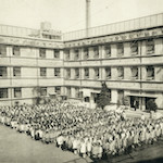 全校兒童<br>Takechō Primary School students<br>Source: 東京市竹町小学校 復興校舎落成記念写真帳, 1929