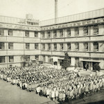 全校兒童<br>Takechō Primary School students<br>Source: 東京市竹町小学校 復興校舎落成記念写真帳, 1929