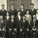 職員<br>Kurumon Primary School teachers<br>Source: 復興建築落成記念誌 東京市黑門尋常小學校, 1930