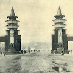 竢成せる奉迎塔（馬場先門跡）<br>Special gates erected near the Babasakimon entrance of the Imperial Palace as part of celebrations to mark completion of the Imperial Capital Reconstruction Project, March 1930.<br>Source: 帝都復興祭志, 1932