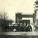 御巡幸　奉迎塔通御の歯簿（其の三）<br>Emperor departs the Imperial Palace on a 35 kilometer inspection tour of the reconstructed capital, 24 March 1930.<br>Source: 帝都復興祭志, 1932