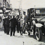 千代田小学校着御の聖上陛下（昭和五年三月二十四日謹寫)<br>Emperor arriving at the entrance of Chiyoda Primary School, Nihonbashi, 24 March 1930.<br>Source: 復興記念日本橋区, 1930